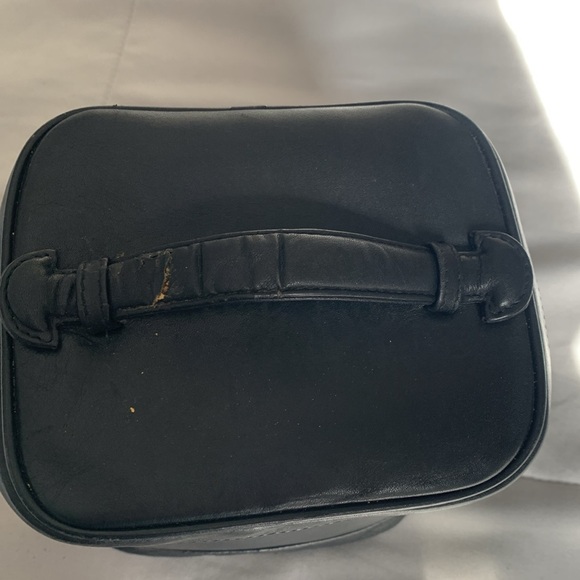 COPY - Authentic Chanel vanity case. Can make it into a handbag. - Picture 3 of 12